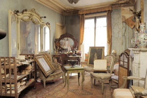Cluttered French Apartment 01