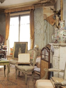 Cluttered French Apartment 02